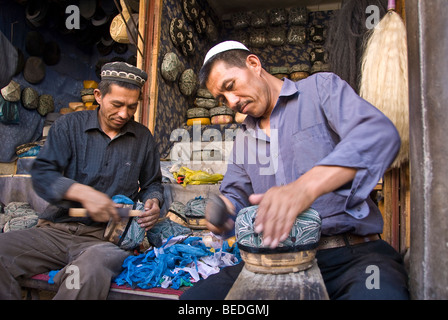 Traditionellen uigurischen Hut Handwerker arbeiten in einem Straßenmarkt von Kashgar, Provinz Xinjiang, China 2008. Stockfoto