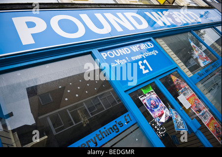 Ehemalige Pfund-WM Shop leer und in Stadt von Neath South Wales UK zu lassen Stockfoto