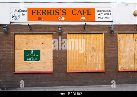 Mit Brettern vernagelt Café im Zentrum von Newport South Wales UK Stockfoto