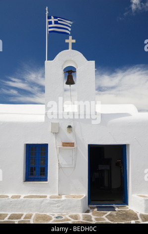 Griechische weiße Kirche mit der Flagge von Griechenland über den Glockenturm, Paros, Griechenland Stockfoto