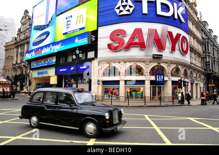 Taxi am Picadilly Circus, London, England, Großbritannien, Europa Stockfoto