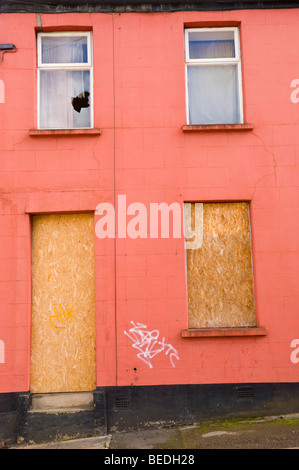 Kleines Reihenhaus mit Brettern vernagelt in Newport South Wales UK Stockfoto