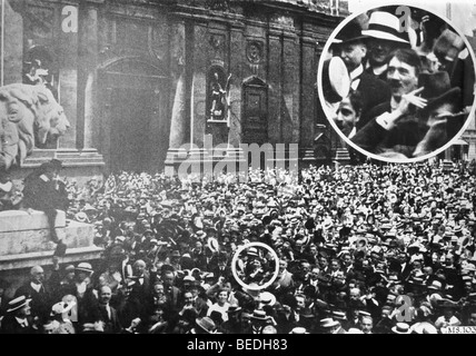 1. August 1914; München, Deutschland; NS-Führer ADOLF HITLER in der Mitte der Masse in München bei Ausbruch des ersten Weltkrieges Stockfoto