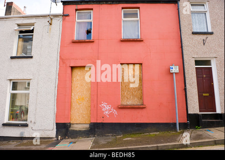 Kleines Reihenhaus mit Brettern vernagelt in Newport South Wales UK Stockfoto