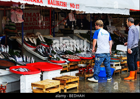 Frischer Fisch zum Verkauf in Istanbul Galatasaray Fish Market Stockfoto