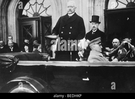 Deutscher Präsident Paul Von Hindenburg und Deutschlands erste Bundeskanzler Konrad Adenauer Stockfoto