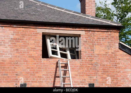 Einbaurahmen neue Fenster in einem alten Haus Stockfoto