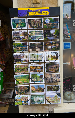 Atmosphäre touristische Postkarten im Rack zu verkaufen in Cotswold Dorf Bourton auf Wasser Gloucestershire England UK Stockfoto