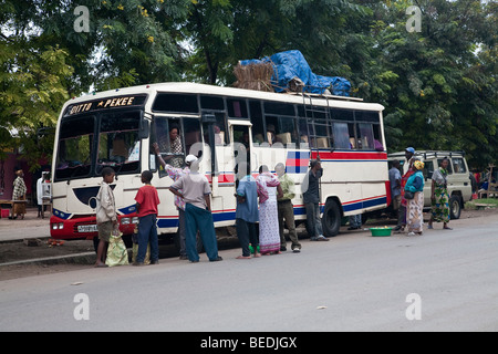 Ein lokaler Bus in Mto Wa Mbu, Tansania Stockfoto