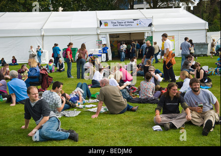 Besucher entspannen auf dem Rasen an der großen britischen Käse Festival Cardiff South Wales UK Stockfoto