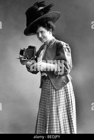 Historisches Foto, Frau mit einer Kamera, um 1915 Stockfoto