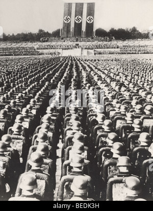 Hitlers Armeesoldaten standen Schlange, um zu einer Rede während des zweiten Weltkriegs zu hören. Stockfoto