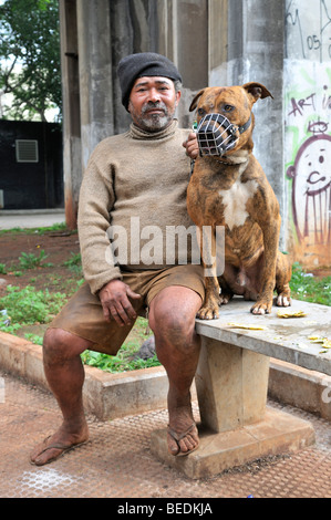 Alten Obdachlosen Mann mit einem Pit-Bullterrier, BHs Bezirk, Sao Paulo, Brasilien, Südamerika Stockfoto