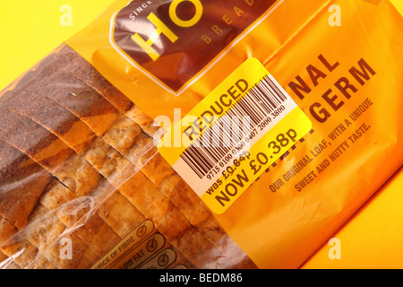 Supermarkt ermäßigter Preis Essen Label Aufkleber auf einem Laib Brot wegen MHD-Datum Ablauf Stockfoto