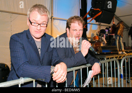 Conor Grimes (l) und Alan McKee (r), Nordirland Schauspieler, Schriftsteller, Komiker und Moderatoren, bei einem Konzert. Stockfoto