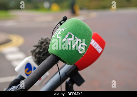 Mikrofone von UTV, BBC Newsline und RTE außerhalb Parlamentsgebäude Stormont, Belfast Stockfoto