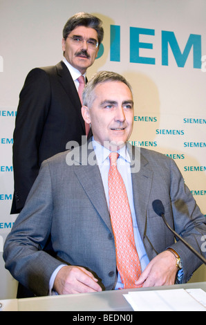 Peter Loescher rechts, Vorstandsvorsitzender der Siemens AG und Jo Kaeser auf der linken, chief financial Officer, während der Presse-co Stockfoto