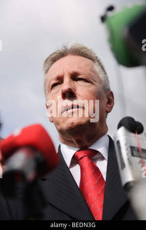 Peter Robinson, MP für Belfast Ost, Anführer der DUP und ersten Minister von Nordirland, auf einer Pressekonferenz Stockfoto