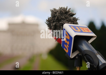 Mikrofon außerhalb Parlamentsgebäude von UTV live Programm Ulster Fernseher News und Aktualitäten. Stockfoto