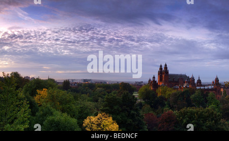 Kelvingrove Galeriegebäude erhellen durch die aufgehende Sonne, Glasgow Stockfoto