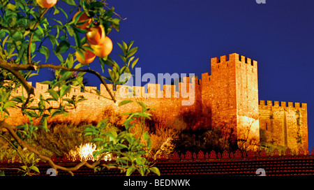 Portugal, Algarve: Burg von Silves bei Nacht, Silves Stockfoto