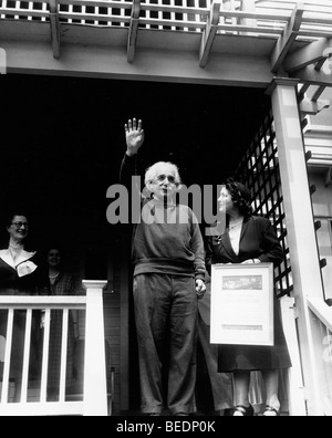 Professor Albert Einstein Wellen von der Veranda seines Hauses in princeton Stockfoto