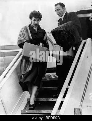 Sänger Frank Sinatra und Frau Ava Gardner in London am Flughafen Stockfoto