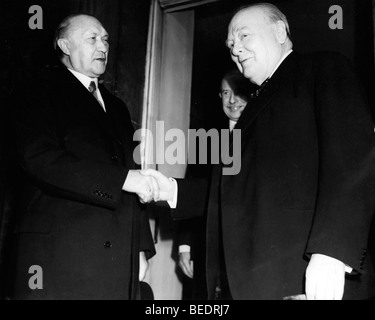 Sir Winston Churchill und Konrad Adenauer in der Downing Street Nr. 10 Stockfoto