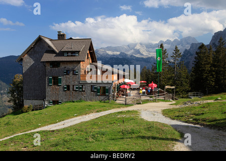 Gablonzer Hütte vor Dachsteingebirge, Zwieselalm, Salzkammergut, Oberösterreich, Österreich, Europa Stockfoto