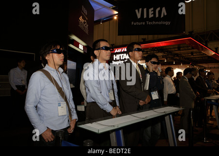 Panasonic FULL HD 3D TV-Zuschauer Stockfoto