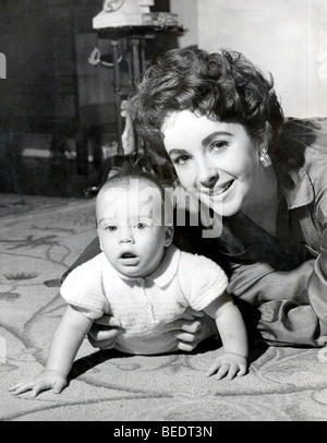 5512438 (900324) Elizabeth (Liz) TAYLOR, Amerikanische Schauspielerin, Mit Sohn Michael Auf Dem Teppich, 21.09.1953, Stockfoto
