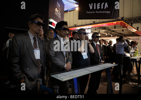 Panasonic FULL HD 3D TV-Zuschauer Stockfoto