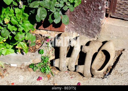 Zwei Paar Holzschuhe oder Madreñas außerhalb des Hauses in einer ländlichen Stadt ruht Stockfoto