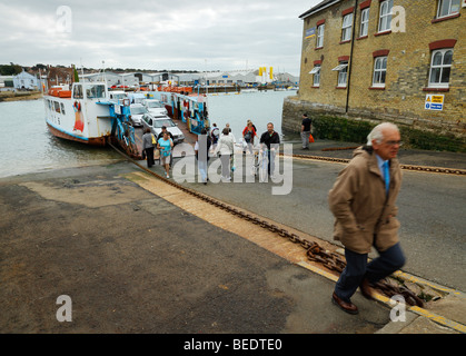 Mit der Fähre Passagiere aussteigen aus der Cowes-Kette. Cowes, Isle Of Wight, England, UK. Stockfoto