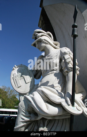 Statue der griechischen Göttin Pallas Athene, mit dem Emblem von Budapest auf ihrem Teller, 1785, Carlo Adami, Burgviertel, Bud Stockfoto