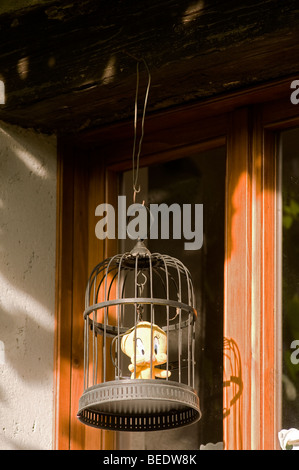 "Titti"-Marionette im Vogelkäfig Stockfoto