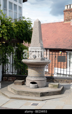 Eine traditionelle Steindorf trinken gut & Brunnen, errichtet im Jahre 1880 auf Egge auf dem Hügel, Harrow, Großbritannien. Stockfoto