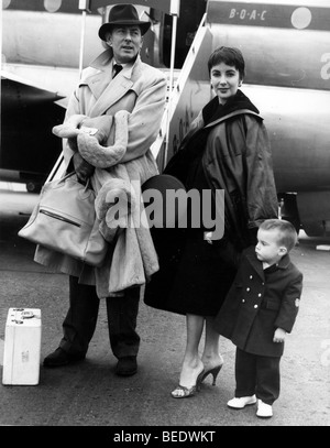 Liz Taylor am Flughafen mit Ehemann Michael Wilding und Sohn Stockfoto