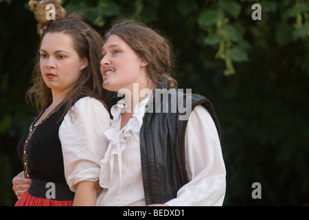 Kate und Petruchio in einer alle weiblichen Produktion von Shakespeares "der Widerspenstigen Zähmung" Stockfoto