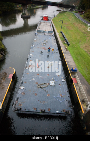 Der Schlepper Crow schob zwei Arbeit Bargen westwärts in Schloss 17 in Little Falls auf den Erie-Kanal Stockfoto