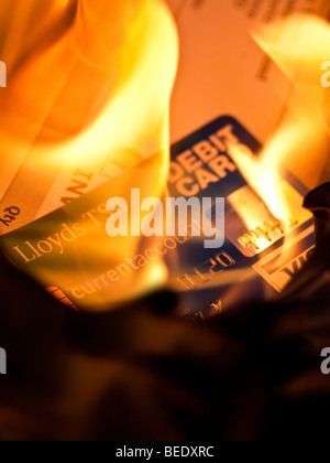 Brennen Sie Ihre Kontoauszüge und EC-Karte während der Kreditkrise Stockfoto