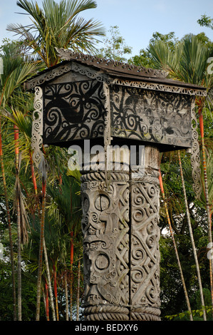 Königlicher zeremonieller Begräbnisstamm oder Sarg (1870er Jahre), von Kelabit oder Dayak Stamm, aufgewachsen auf geschnitzten Polen im Sarawak Museum Kuching Sarawak Malaysia Borneo Stockfoto