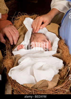 20 Tage alten Baby schläft in einer Weihnachtskrippe Krippe Stockfoto