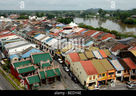 Blick über die Dächer & Shop-Häuser von Chinatown und der Sarawak River Kuching Sarawak Malaysia Borneo Stockfoto