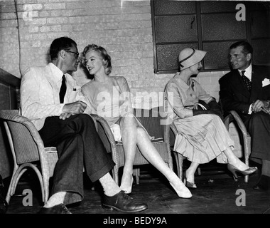 Starlet Marilyn Monroe mit Ehemann Arthur Miller am Londoner Flughafen mit Freunden Stockfoto