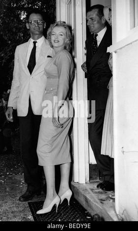 Starlet Marilyn Monroe mit Ehemann Arthur Miller nach seiner Ankunft in London Stockfoto