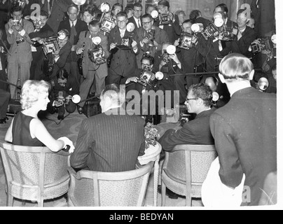 16. Juli 1956; London, UK; MARILYN MONROE auf einer Pressekonferenz mit Ehemann ARTHUR MILLER und SIR LAURENCE OLIVIER. (Credit Stockfoto