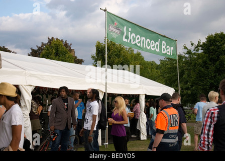 Bar im Paradise Gardens Festival im Victoria Park in Hackney, East London England UK 2009 Stockfoto