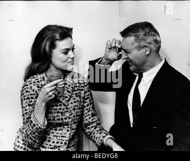 Schauspieler Cary Grant sitzen mit Frau Dyan Cannon Stockfoto