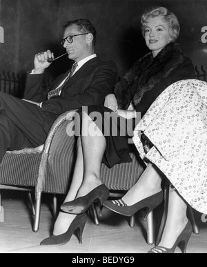 Starlet Marilyn Monroe mit ihrem Ehemann Arthur Miller am Comedy Theatre Stockfoto